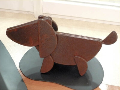 笑顔の口元の形でもある、半円形を集めて作った犬のアート彫刻。