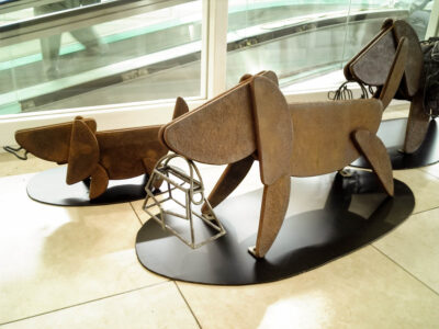 笑顔の口元の形でもある、半円形を集めて作った犬のアート彫刻。家族で買い物にお出かけの様子です。