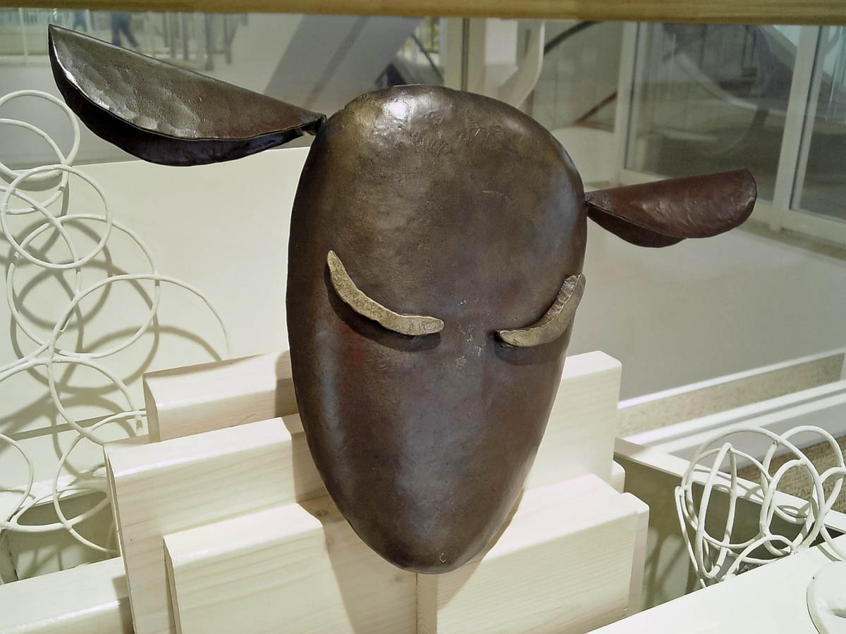 木と鉄で創られた羊のオブジェ彫刻。洗濯機で洗濯される顔の表情。