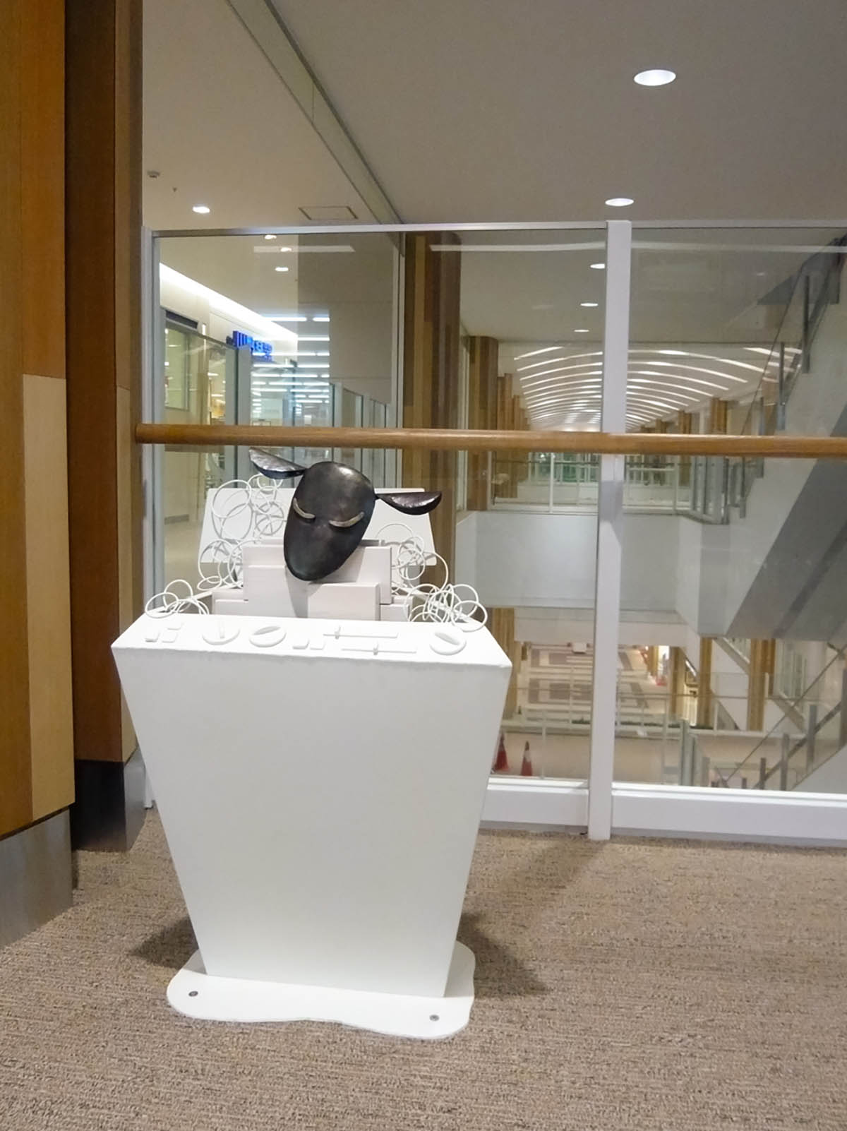 木と鉄で創られた羊のオブジェ彫刻。洗濯機で洗濯される様子。洗濯機は旧式で、泡まみれで浸かっています。