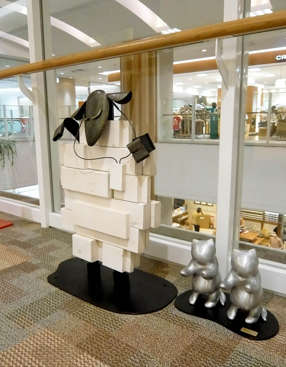 木と鉄で創られた羊のオブジェ彫刻。猫トラップを踊っています。