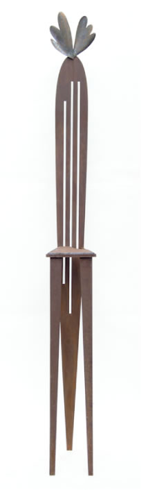 前衛的な鉄のイスのアート作品の正面写真。翼の付いた椅子です。